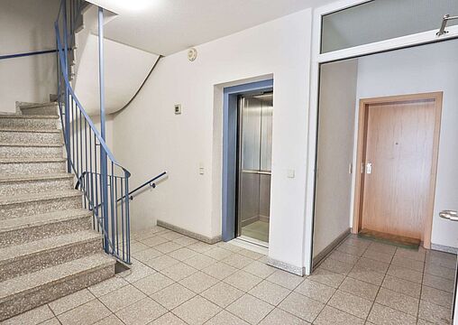 Hausflur mit Aufzug Hausflur mit Aufzug