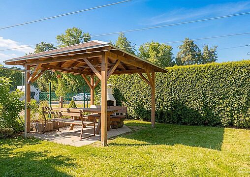 Gemeinschaftsgarten mit Grillplatz und Pergola Gemeinschaftsgarten mit Grillplatz und Pergola