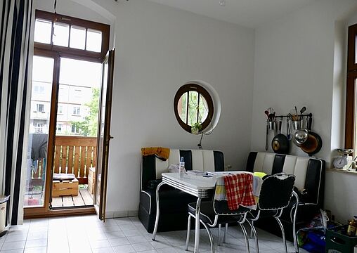 Küche mit Balkon und Bullauge