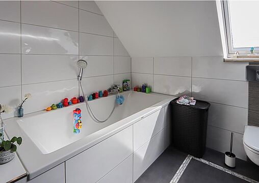 Wannenbad mit separater Dusche