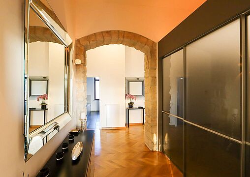 Sandsteinbogen mit Einbauschrank Sandsteinbogen mit Einbauschrank
