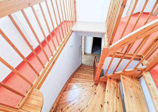 Treppe zur oberen Ebene
