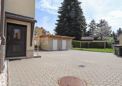 Hinterhof mit Stellplätzen Hinterhof mit Stellplätzen