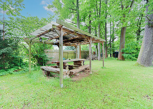 Außenanlage / Grillplatz Außenanlage / Grillplatz