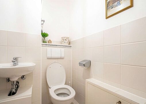 separates WC separates WC