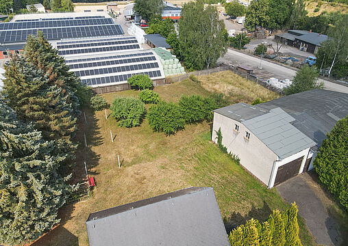 Garten mit Garage und Streuobstwiese Garten mit Garage und Streuobstwiese