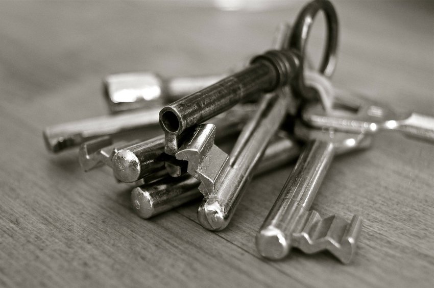 Immobilienverkauf Schlüssel auf Tisch